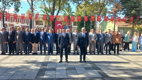 22 Eylül Bayramiç’in Kurtuluşunun 102. Yıldönümü münasebetiyle, İlçemiz Atatürk Anıtı önünde Çelenk Sunma Programı düzenlendi.
